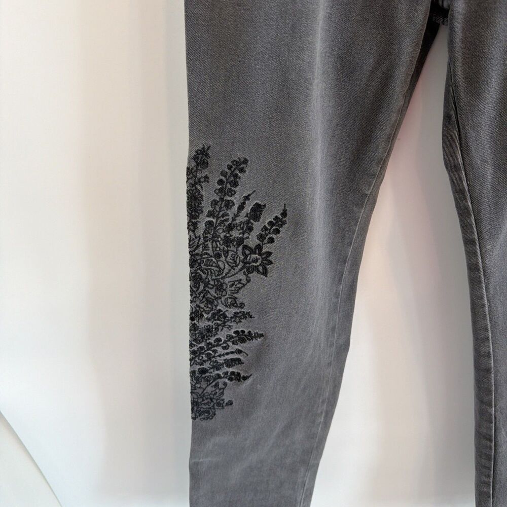Free People We The Free Sz 27 Jeans Grey Black Embroidered Floral Denim Raw Hem - Picture 6 of 16